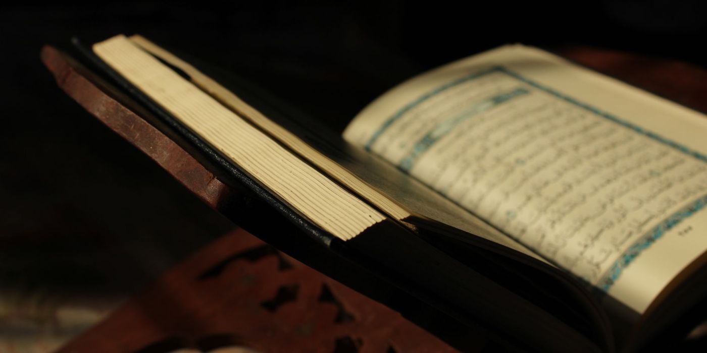 Al-Quran terbuka di atas meja kayu