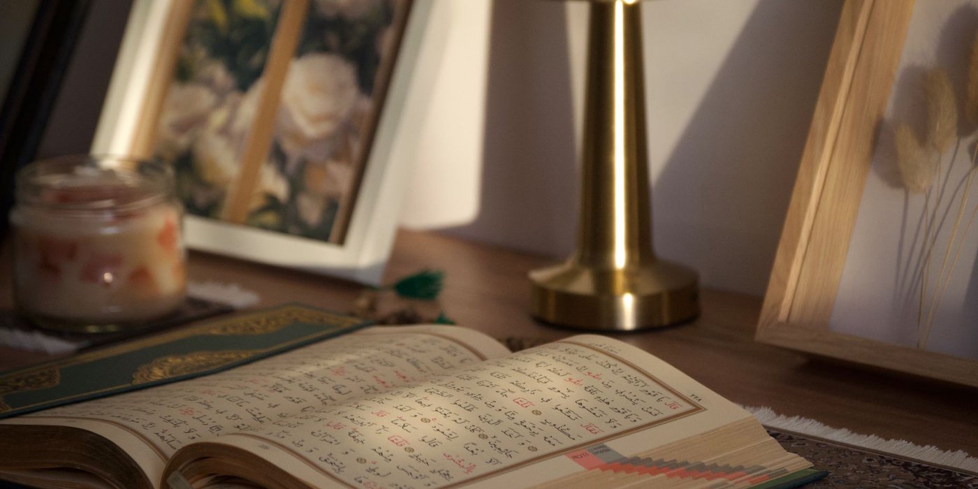 Dokumen keluarga dan Al-Quran di meja kayu
