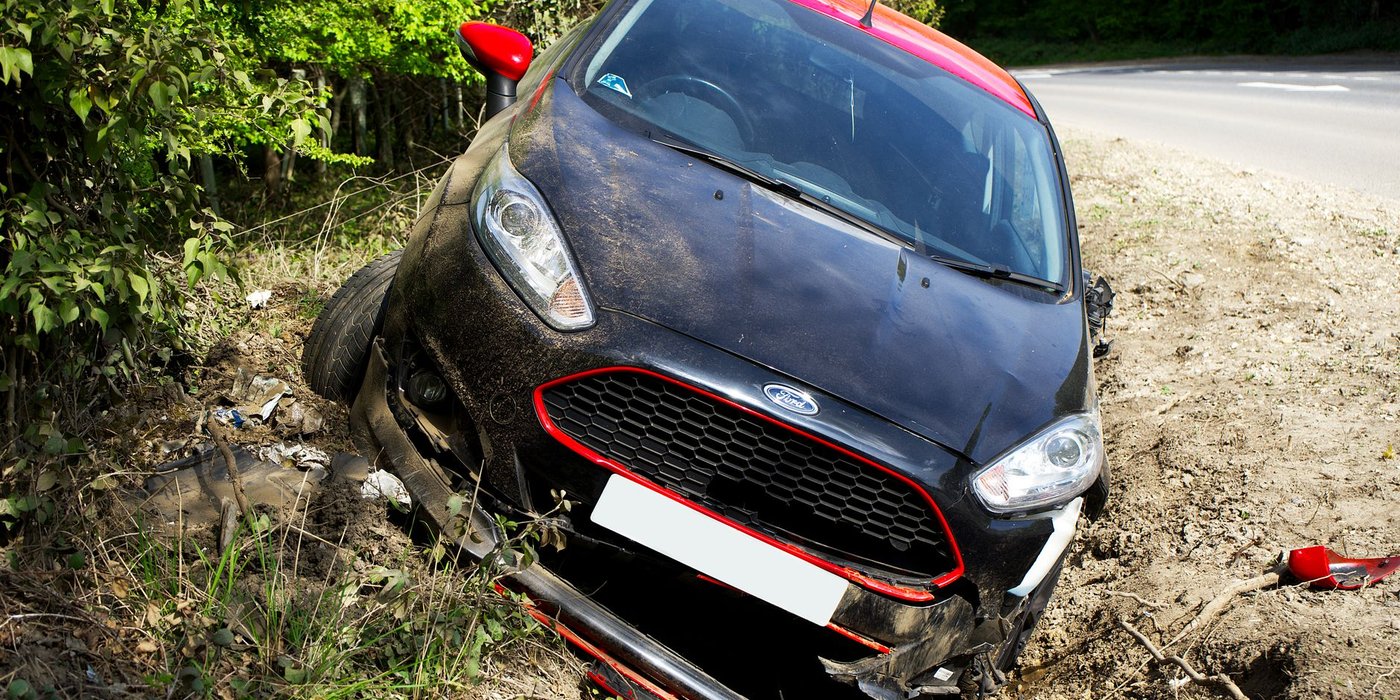 Kereta rosak di tepi jalan selepas kemalangan